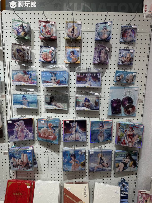 D3 下 小寨银泰城或许是西北最大的二次元聚集地了，挤满了人，跟男执事 coser 拍照的女生队伍都转了几圈了