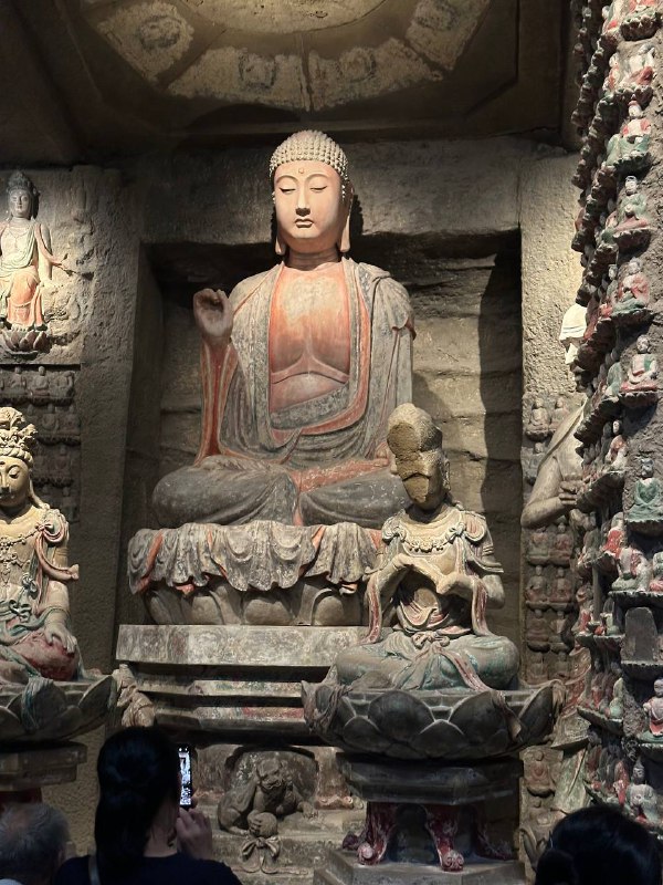 D3 上 陕西历史博物馆超多导游，甚至还有很多一排排的学生在这里上课背书拍的最多的竟然是别人的课程作业这个博物馆还挺难约的，约了很多天才能约得上，听说本地人天天抢都很难抢#真西安旅游D3 上 陕西历史博物馆超多导游，甚至还有很多一排排的学生在这里上课背书拍的最多的竟然是别人的课程作业这个博物馆还挺难约的，约了很多天才能约得上，听说本地人天天抢都很难抢#真西安旅游