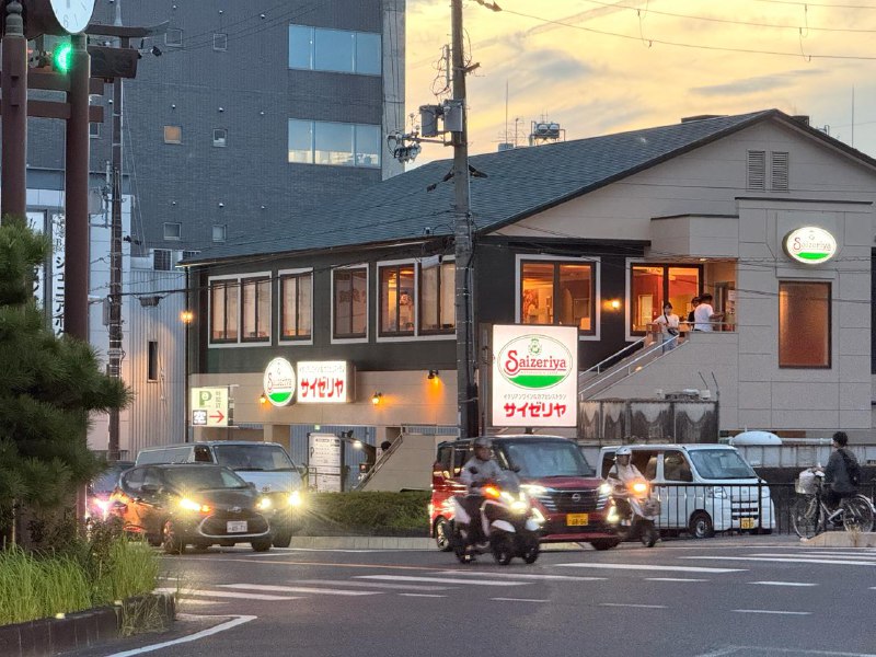 D4 宇治 - 抹茶 - 凤凰堂平等院 - 京吹巡礼这天来到宇治，总算是第一个稍微远离市区的地方了，非常安静，感觉能听到自己的心跳了