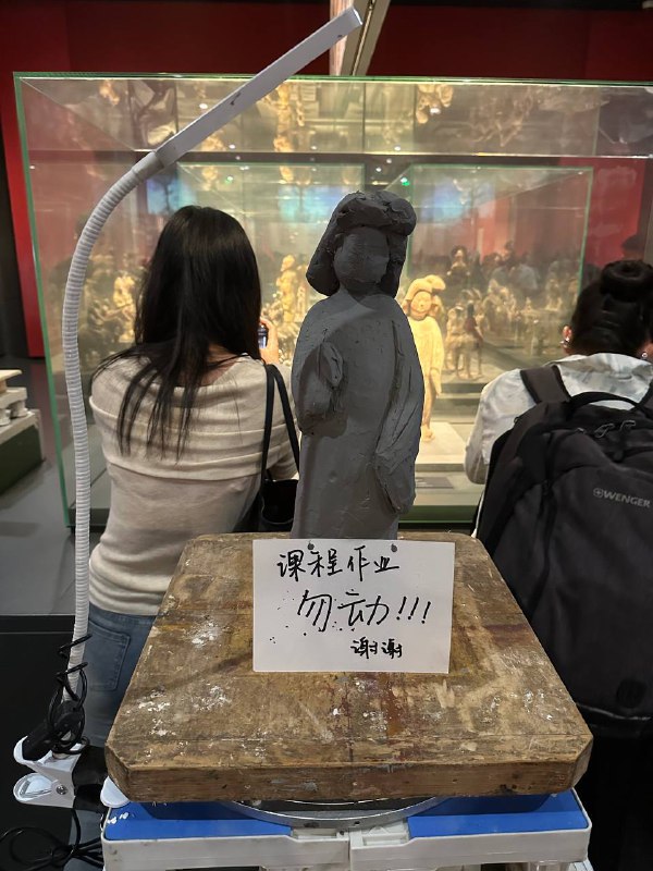 D3 上 陕西历史博物馆超多导游，甚至还有很多一排排的学生在这里上课背书拍的最多的竟然是别人的课程作业这个博物馆还挺难约的，约了很多天才能约得上，听说本地人天天抢都很难抢#真西安旅游D3 上 陕西历史博物馆超多导游，甚至还有很多一排排的学生在这里上课背书拍的最多的竟然是别人的课程作业这个博物馆还挺难约的，约了很多天才能约得上，听说本地人天天抢都很难抢#真西安旅游