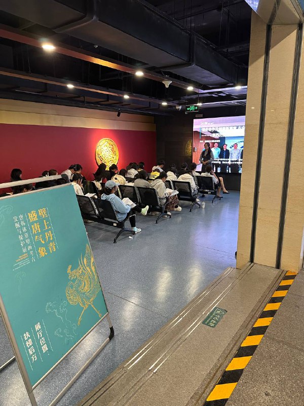 D3 上 陕西历史博物馆超多导游，甚至还有很多一排排的学生在这里上课背书拍的最多的竟然是别人的课程作业这个博物馆还挺难约的，约了很多天才能约得上，听说本地人天天抢都很难抢#真西安旅游D3 上 陕西历史博物馆超多导游，甚至还有很多一排排的学生在这里上课背书拍的最多的竟然是别人的课程作业这个博物馆还挺难约的，约了很多天才能约得上，听说本地人天天抢都很难抢#真西安旅游