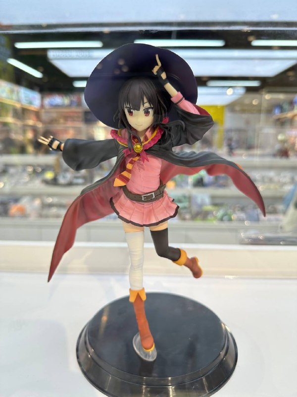 D3 下 小寨银泰城或许是西北最大的二次元聚集地了，挤满了人，跟男执事 coser 拍照的女生队伍都转了几圈了