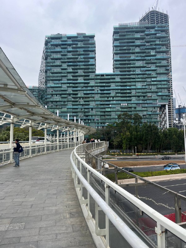 今天的面！拍合影所在的荔芳糖水铺很美味🤤午后在深圳湾公园散步，还看到了早起绿玻璃的居民楼，好酷！最后跑到了会展中心的BitCity吸收一下二次元气息，提升浓度（今天的面！拍合影所在的荔芳糖水铺很美味🤤午后在深圳湾公园散步，还看到了早起绿玻璃的居民楼，好酷！最后跑到了会展中心的BitCity吸收一下二次元气息，提升浓度（
